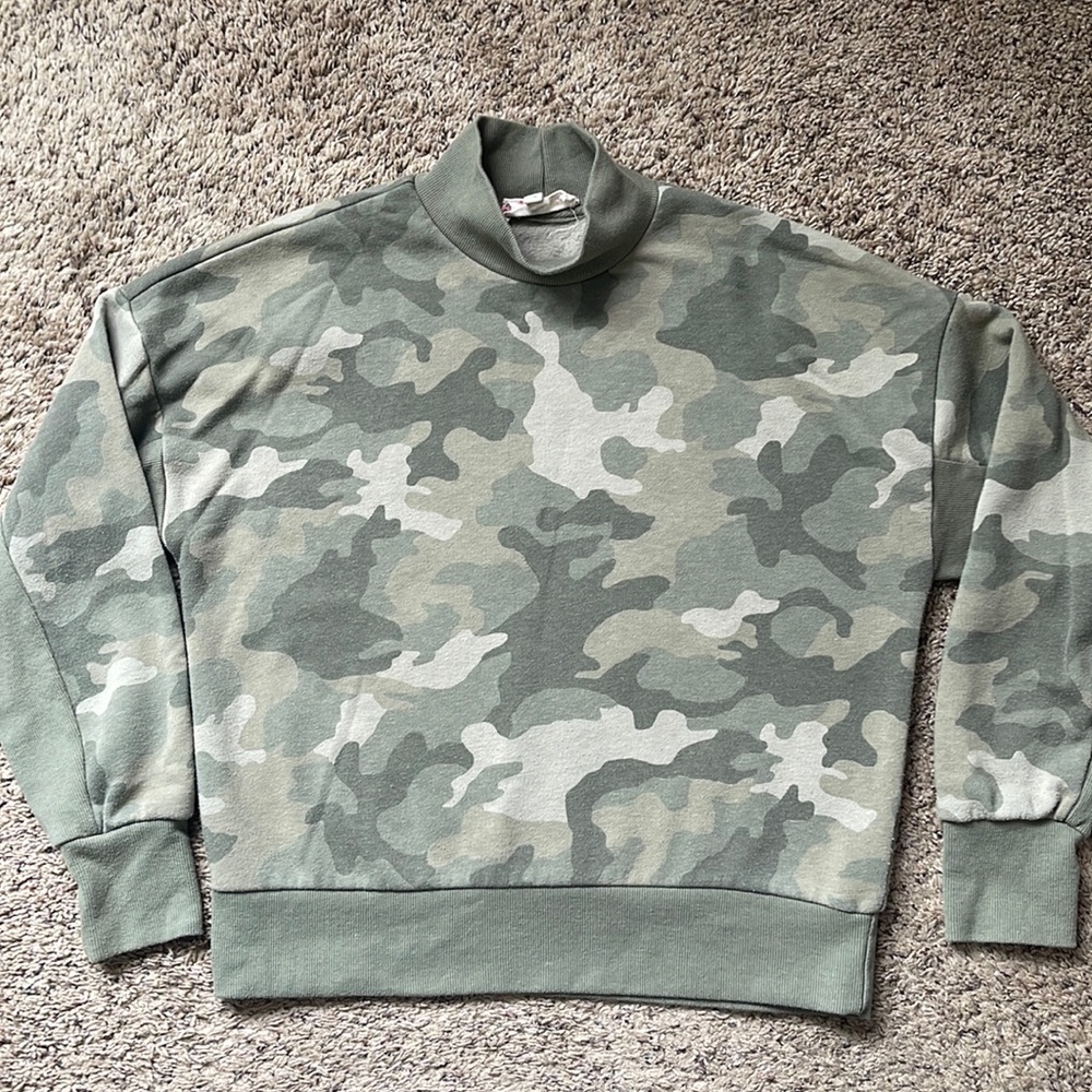 Hippie Rose Women’s/ Junior Camo Sweatshirt Size M